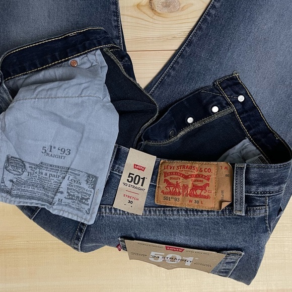 Levi’s 501 ‘93 Straight Cropped Accidents Happen - Picture 10 of 16